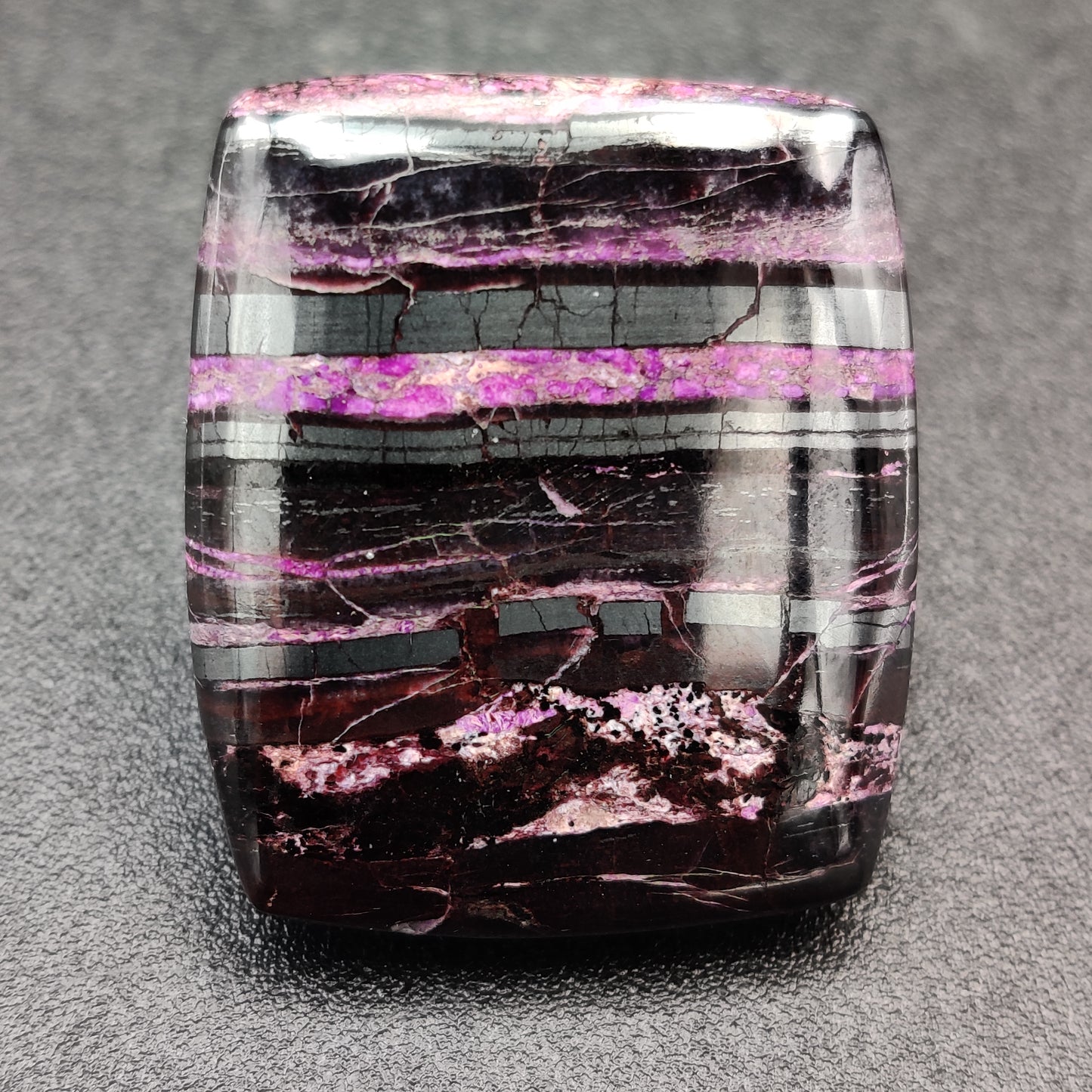 Sugilite Cabochon Africa 46 carats (9.2g)